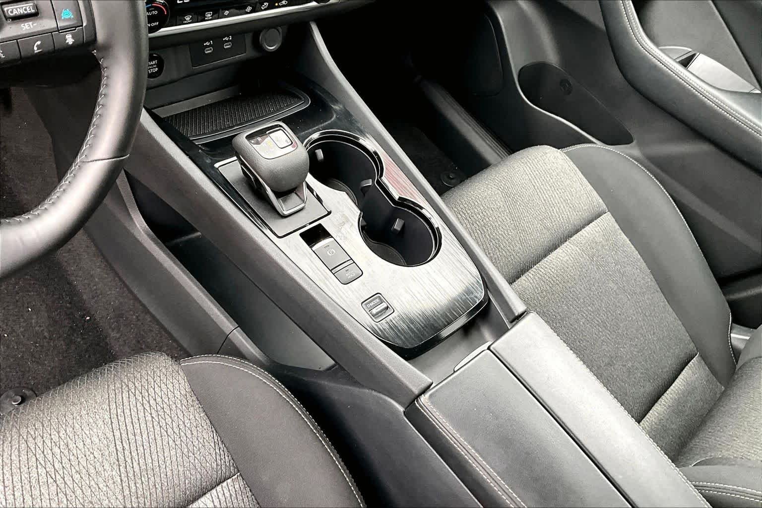 Used 2025 Everest White Pearl Nissan SV image 17