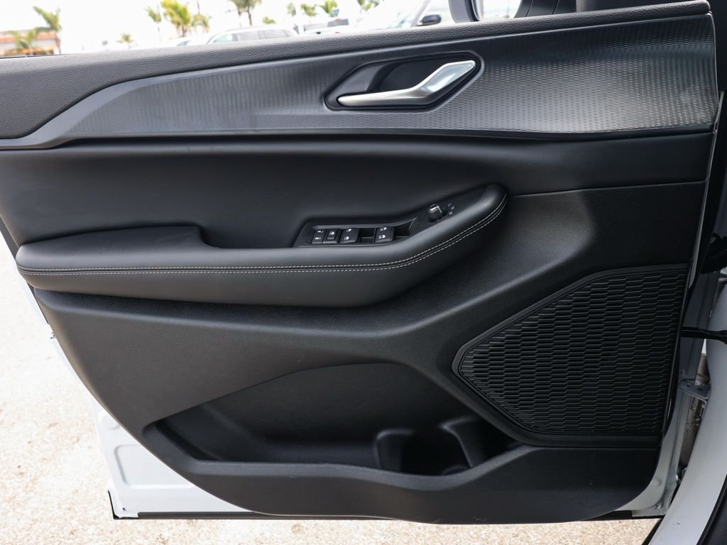 New 2026 Bright White Clear-Coat Exterior Paint Jeep Laredo image 22