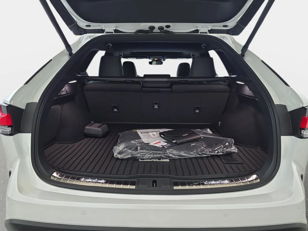 New 2026 Eminent White Pearl Lexus PREMIUM PLUS image 12