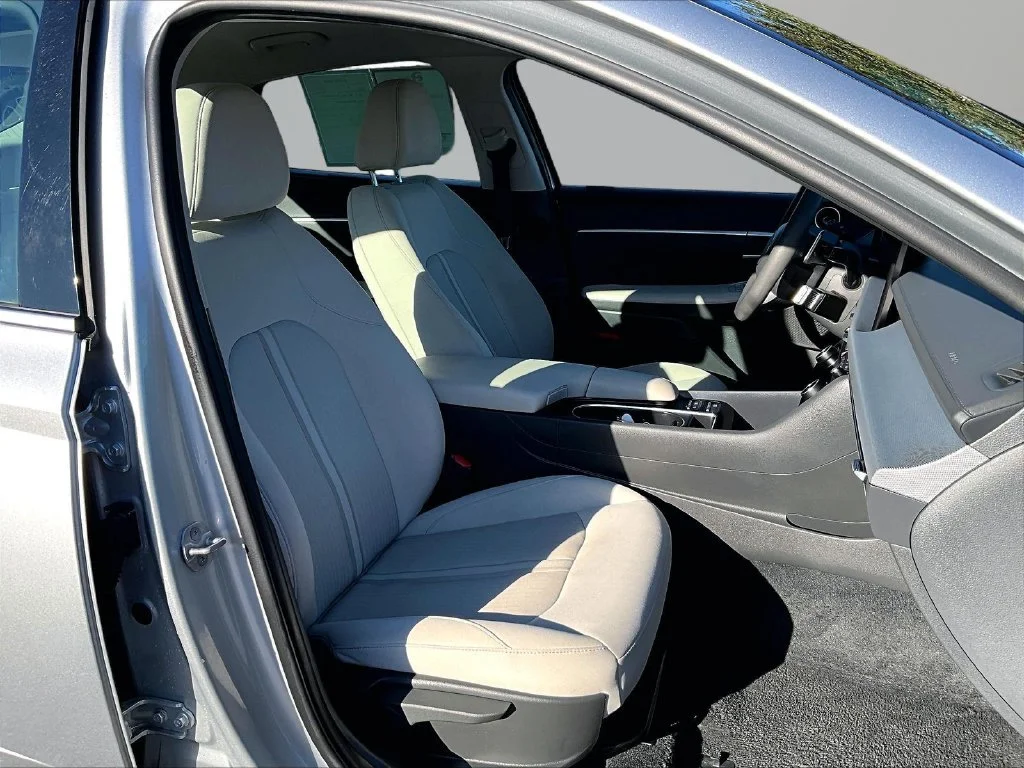 Used 2025 Silver Hyundai SEL image 8