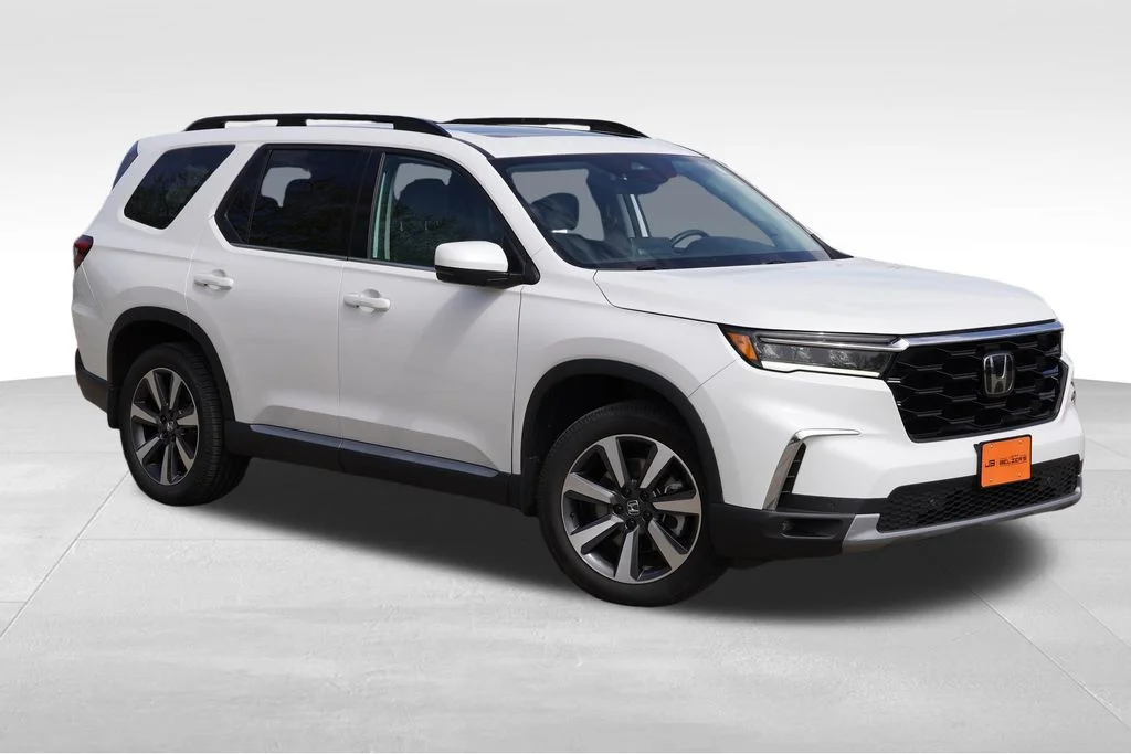 2023 Honda Pilot Touring AWD's photo