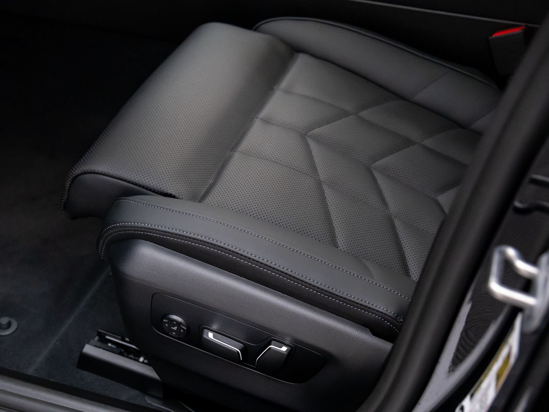 New 2026 Carbon Black Metallic BMW 530i xDrive image 15