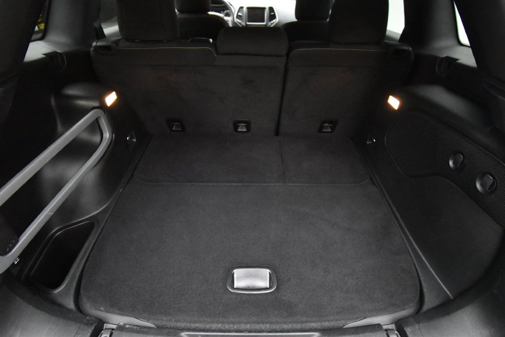 Used 2017 White Jeep Latitude image 24