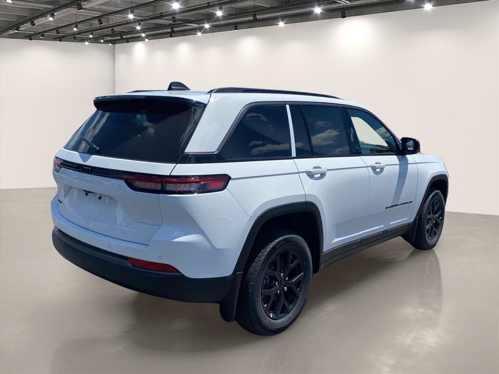 New 2026 Bright White Clear-Coat Exterior Paint Jeep Altitude image 4