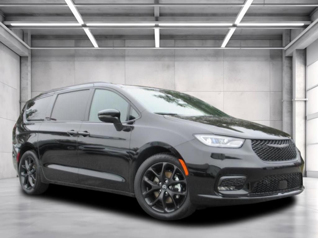 New 2026 Diamond Black Crystal Pearl-Coat Exterior Paint Chrysler Select image 1
