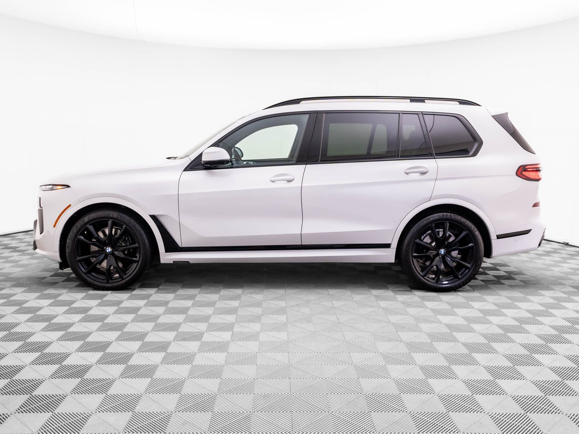 Used 2023 Mineral White Metallic BMW xDrive40i image 2