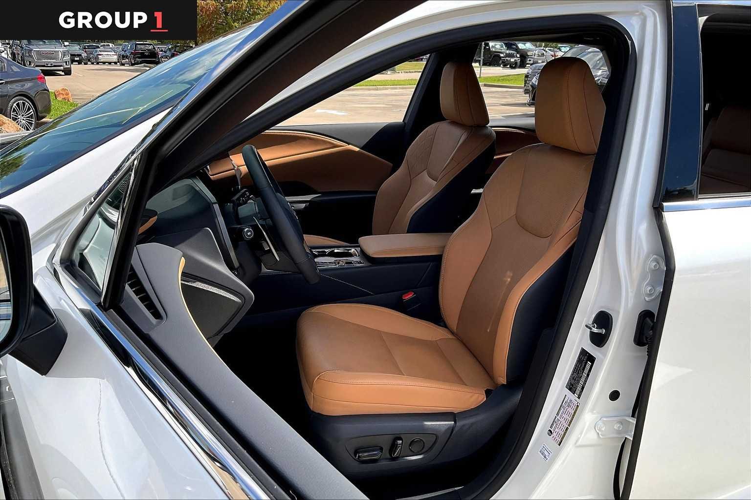 Used 2025 Eminent White Pearl Lexus Premium Plus image 6
