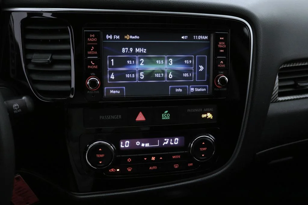Used 2018 Black Mitsubishi ES image 25