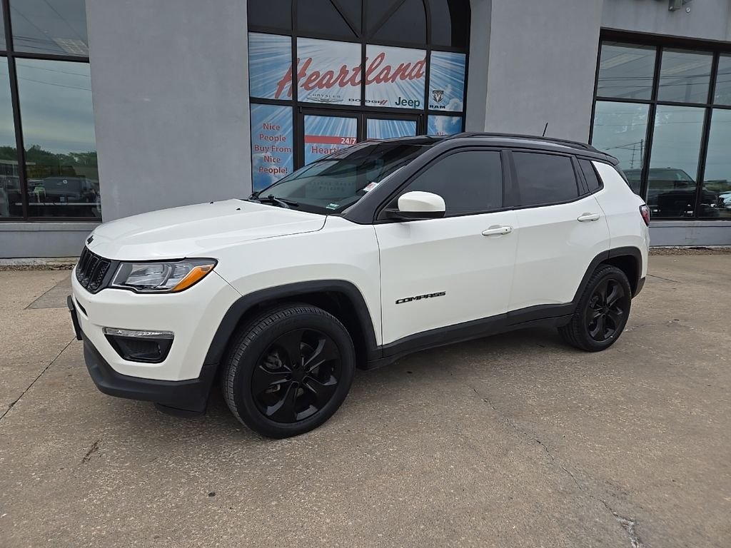 Used 2018 White Jeep Latitude image 3