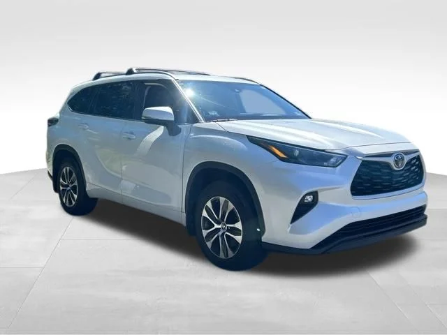 Used 2022 Beige Toyota XLE image 7