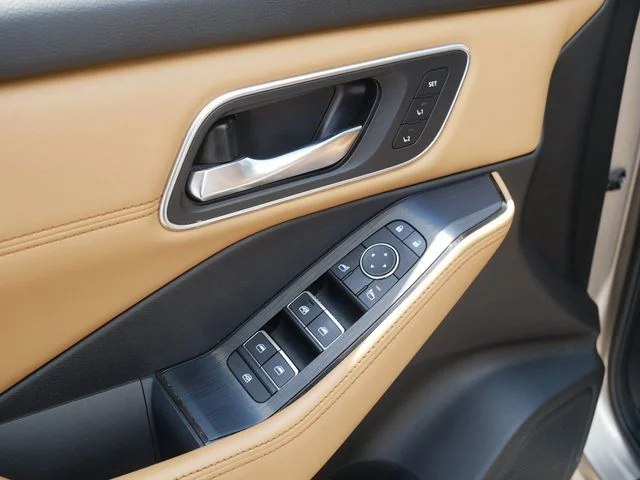 Used 2021 Gold Nissan Platinum image 15