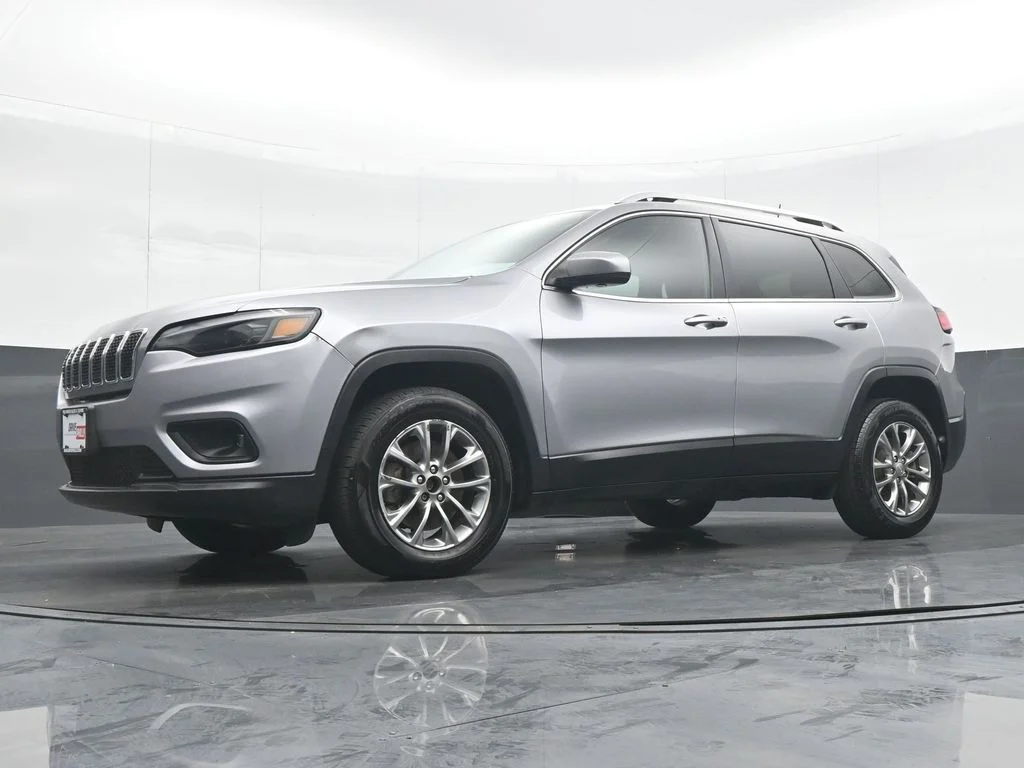 Used 2019 Silver Jeep Latitude Plus image 26