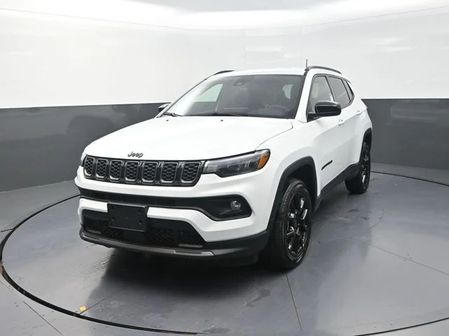 New 2026 Bright White Clear-Coat Exterior Paint Jeep Latitude image 5