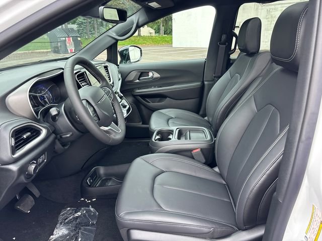 New 2027 Bright White Clear-Coat Exterior Paint Chrysler Select image 6