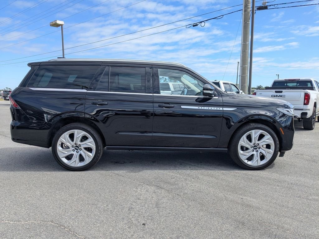 Used 2025 Black Lincoln Reserve image 3