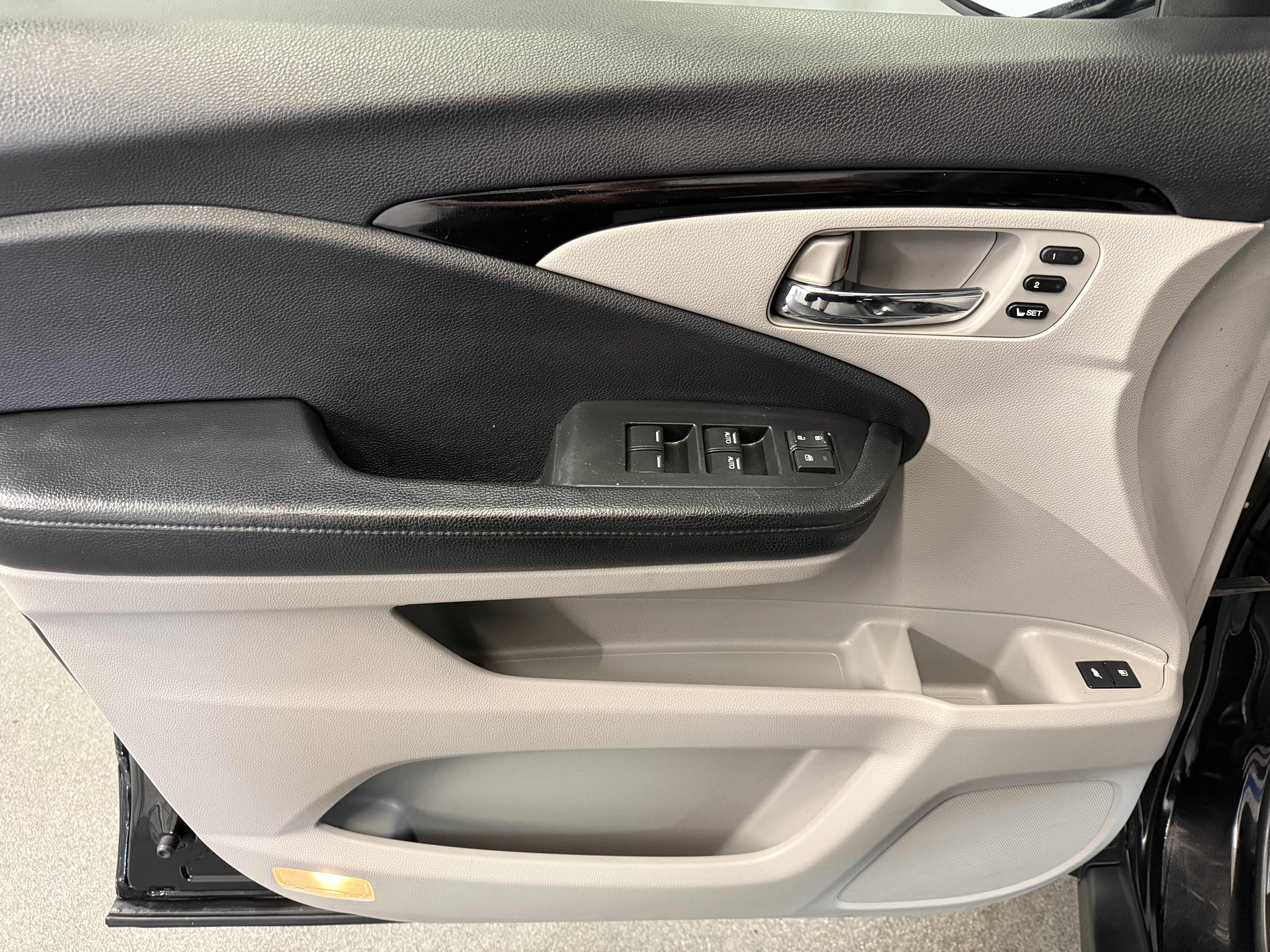 Certified Used 2018 Crystal Black Pearl Honda Touring image 12