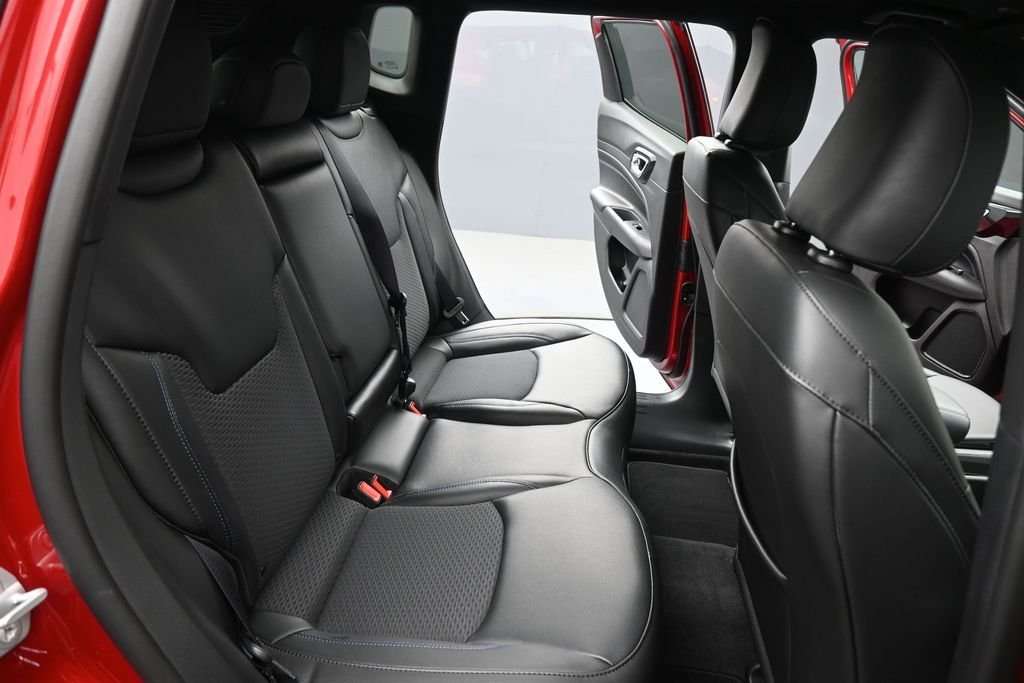 New 2026 Red Hot Pearlcoat Jeep Latitude image 16