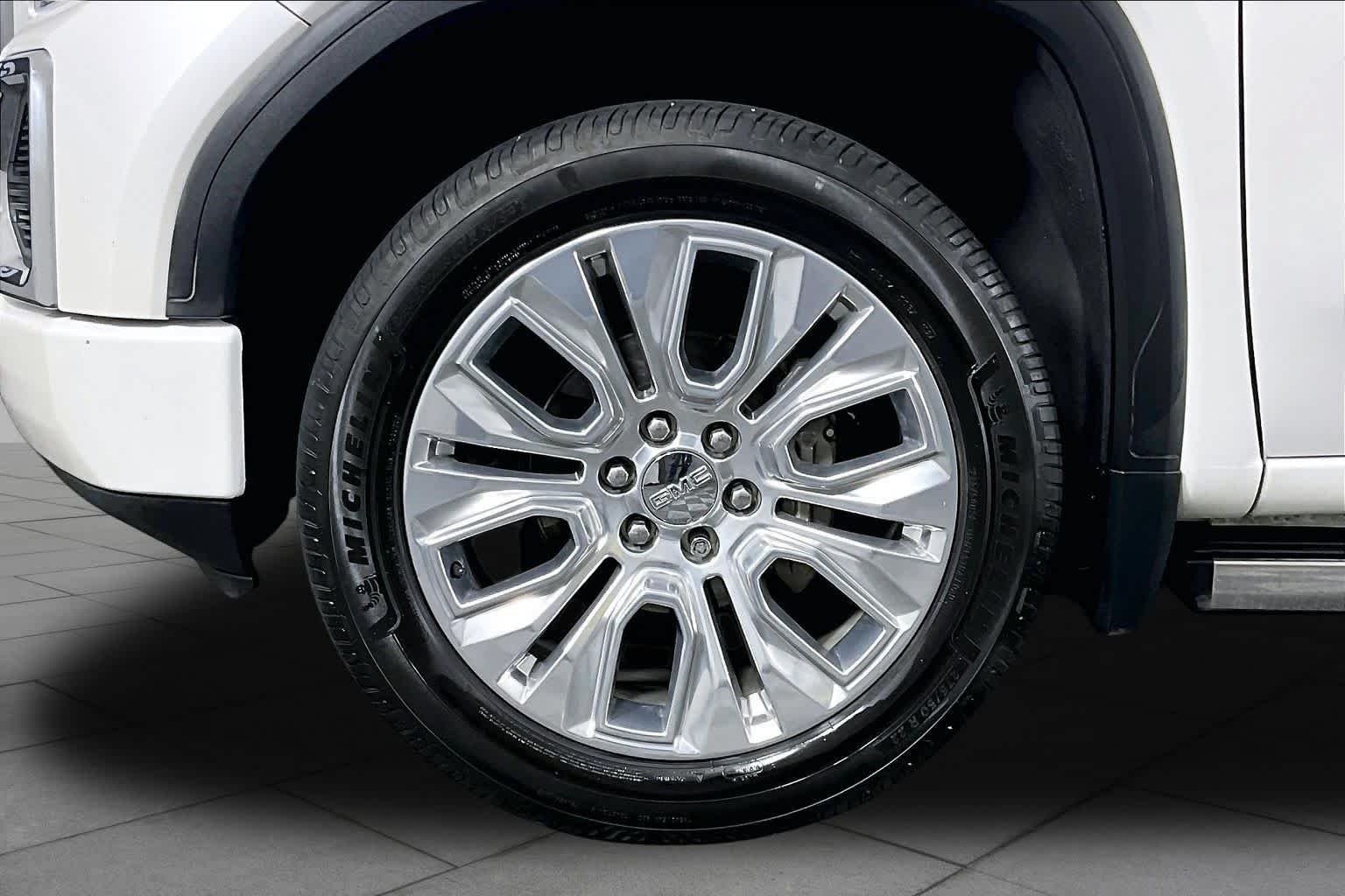 Used 2020 White Frost Tricoat GMC Denali image 8