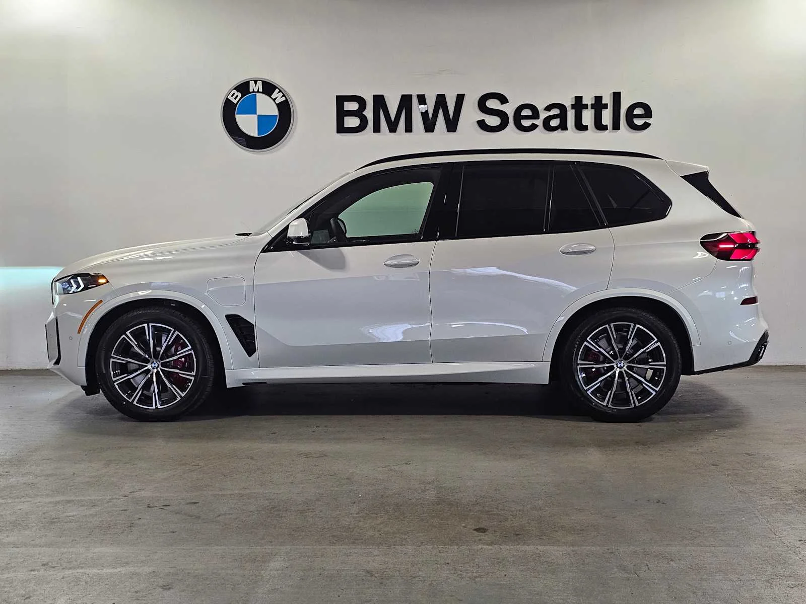 New 2026 Mineral White Metallic BMW xDrive50e image 3