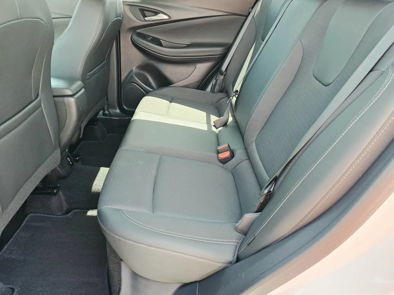 Used 2025 Summit White Buick Preferred image 11