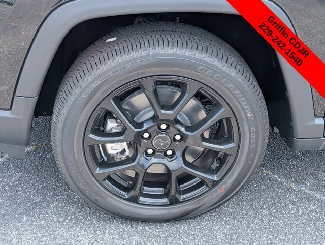 New 2026 Diamond Black Crystal Pearl-Coat Exterior Paint Jeep Latitude image 13
