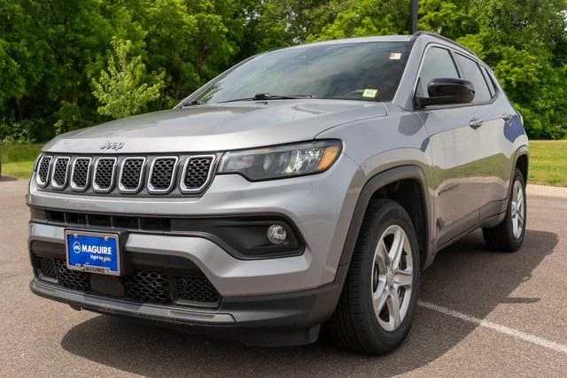 Used 2023 Silver Jeep Latitude image 2