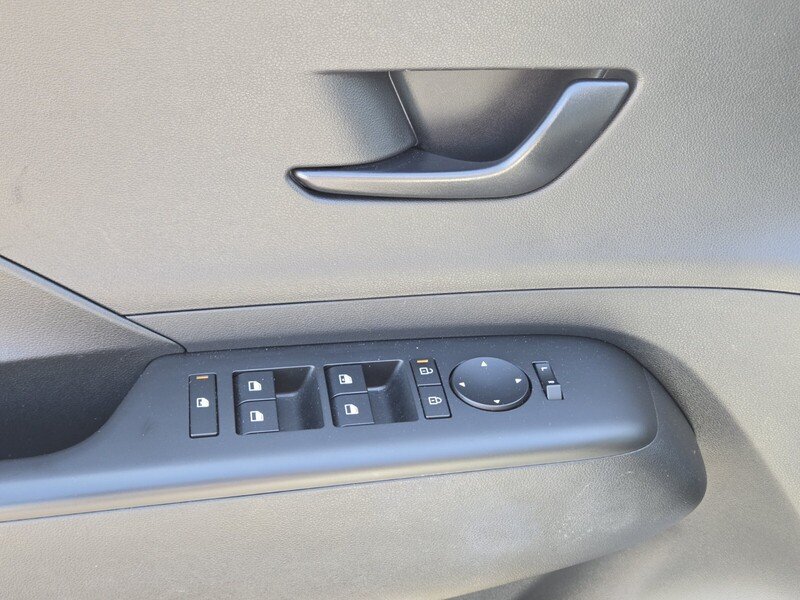 Used 2025 White HYUNDAI SEL FWD image 17