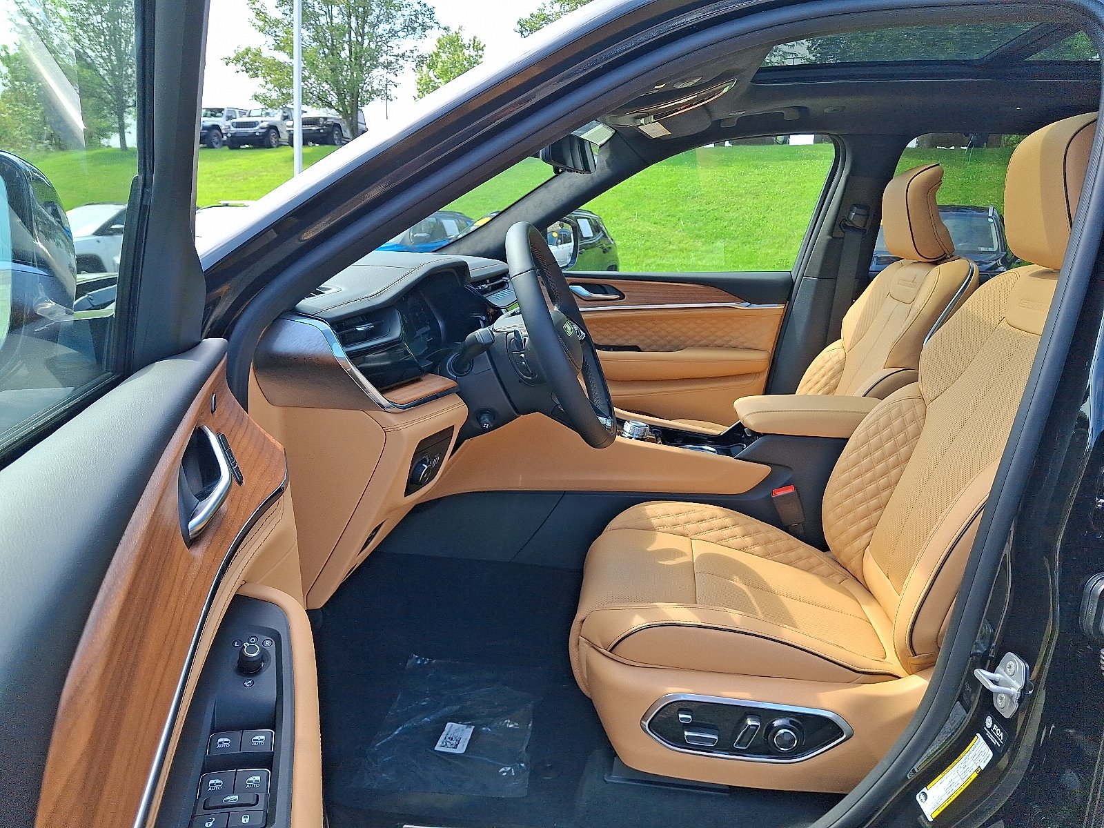 New 2027 High-Gloss Black Paint Jeep Summit 4x4 image 8