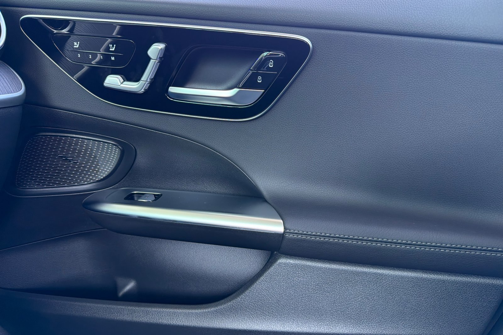 New 2026 MANUFAKTUR Alpine Grey Mercedes-Benz C 300 image 33
