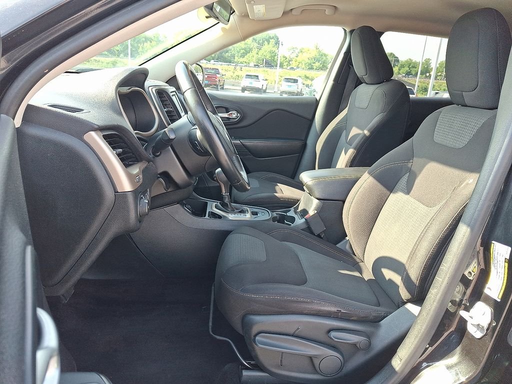 Used 2016 Black Jeep Latitude image 14