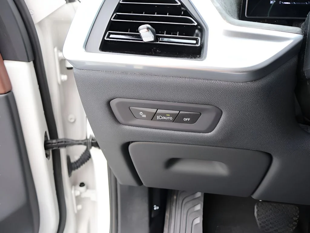 Used 2024 Mineral White Metallic BMW xDrive40i image 38
