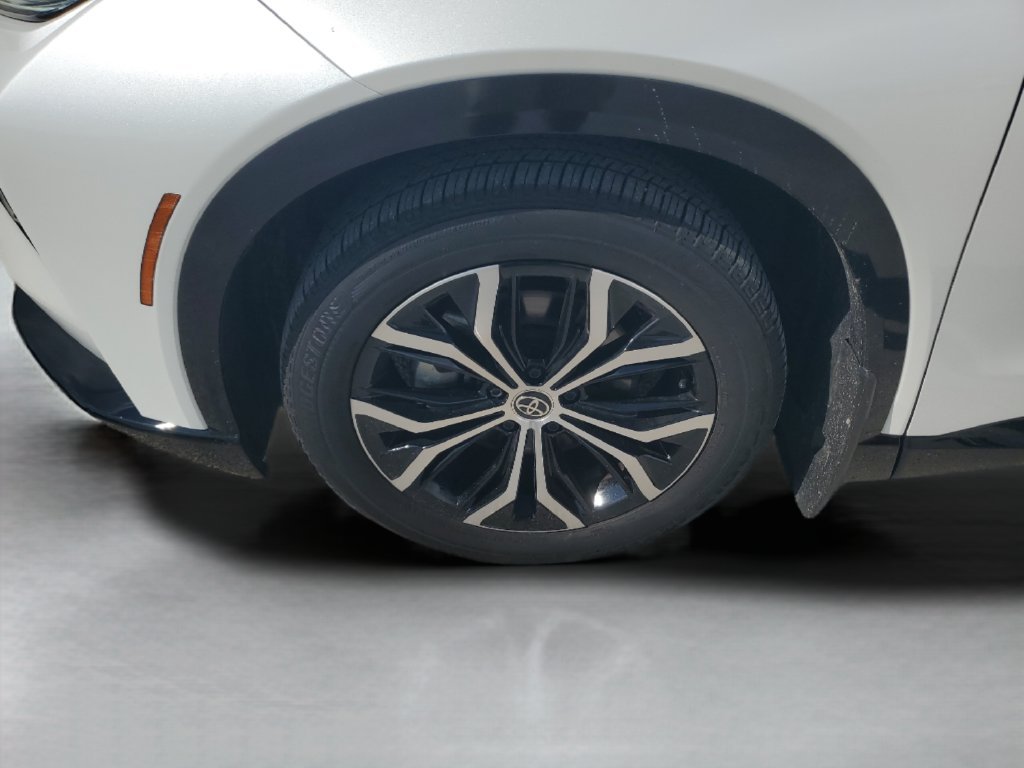 Used 2025 White Toyota XLE image 24