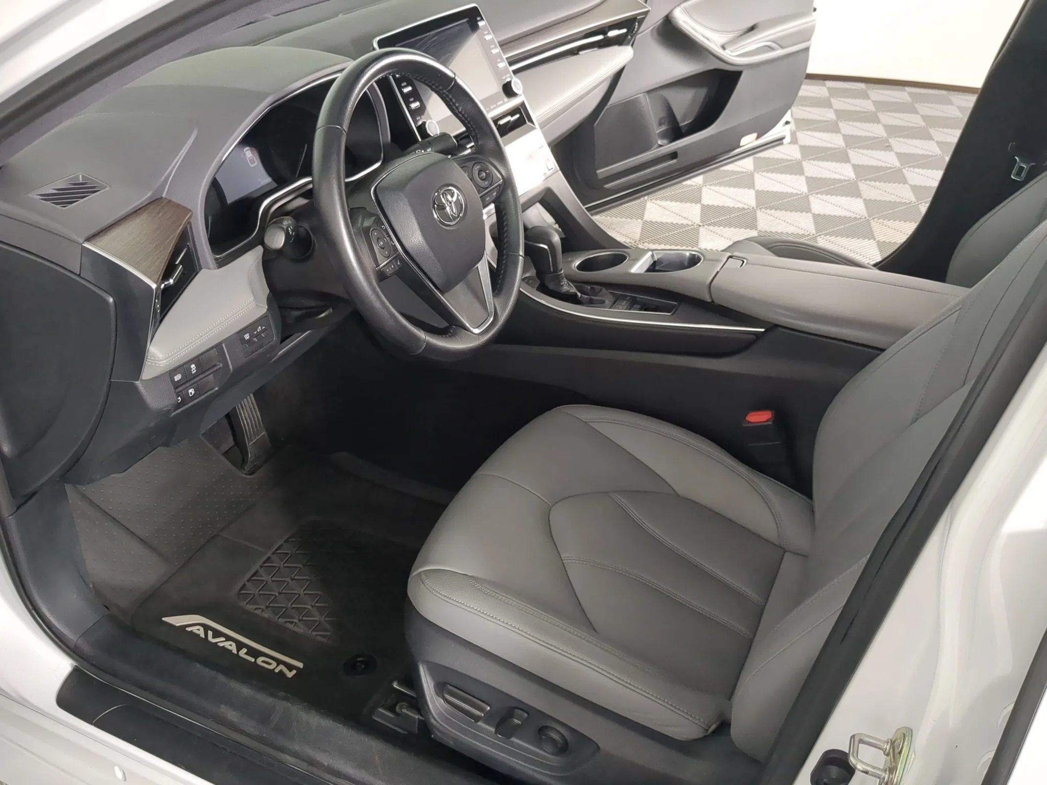 Used 2019 Wind Chill Pearl Toyota XLE image 11