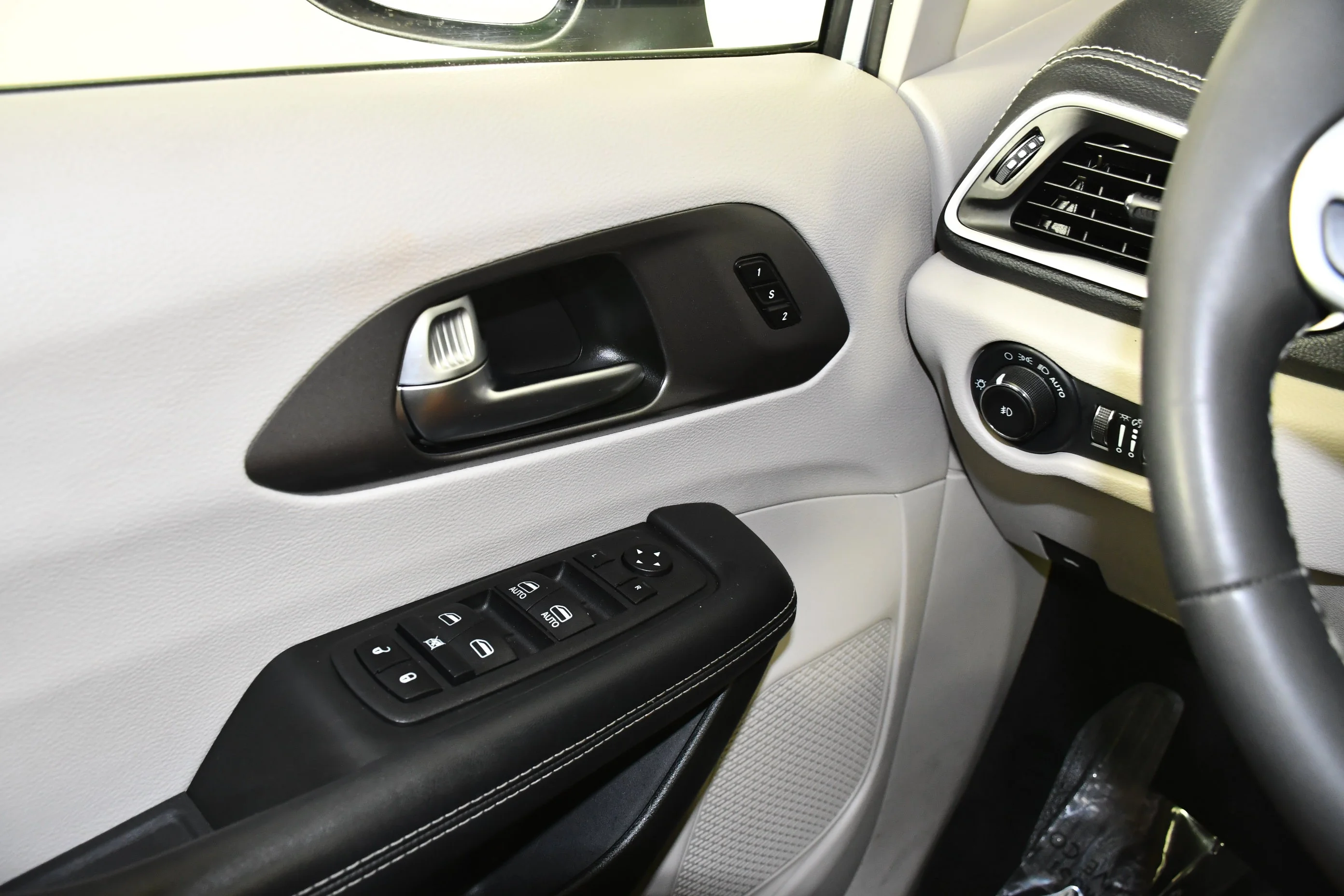 Used 2023 Silver Mist Clearcoat Chrysler Hybrid Touring L image 32