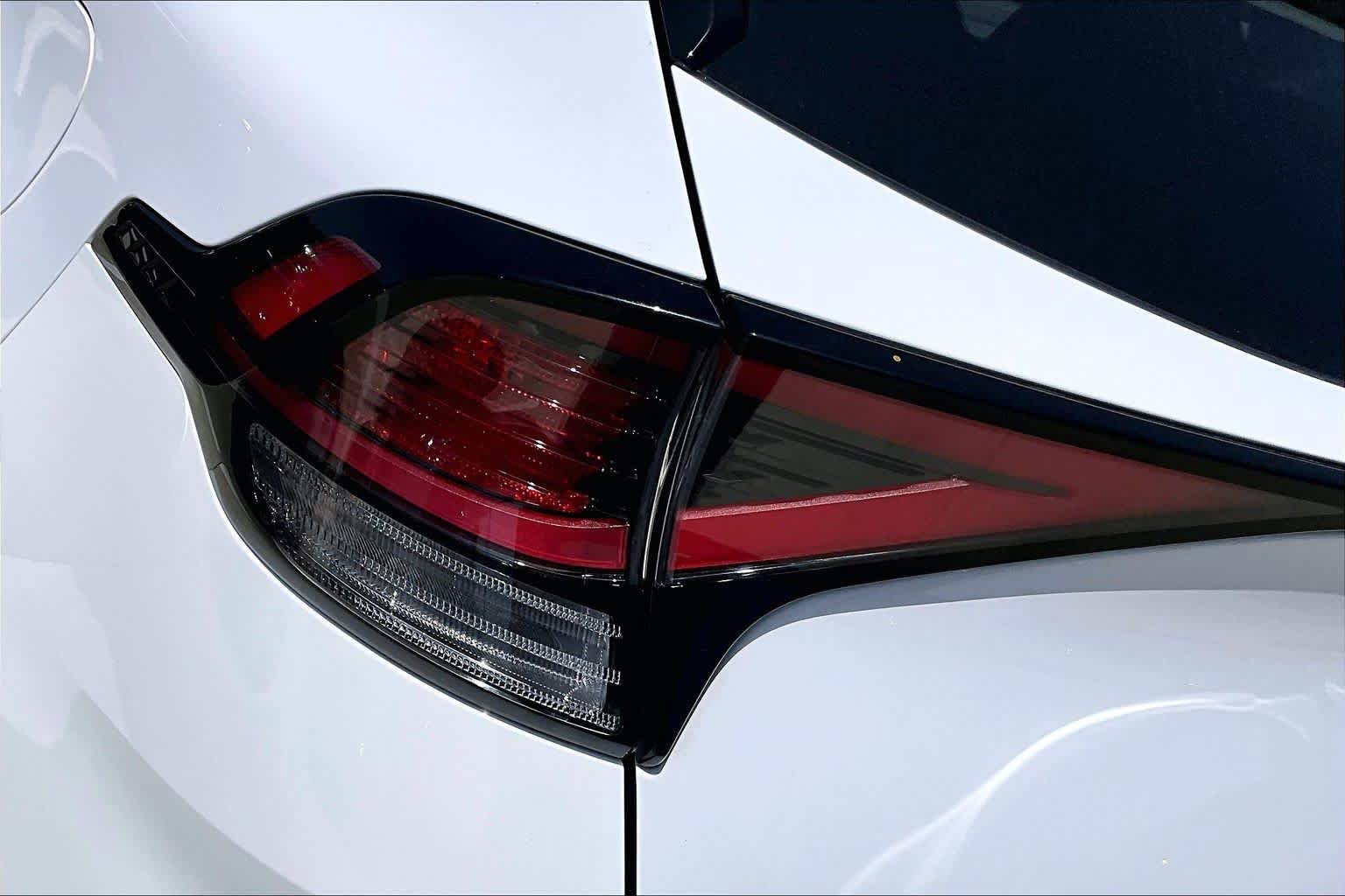 Used 2023 Glacial White Pearl Kia X-Line image 28