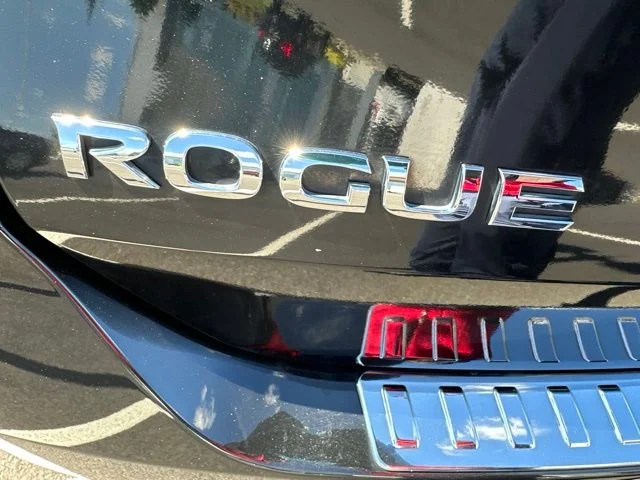 Used 2018 Black Nissan SL image 6