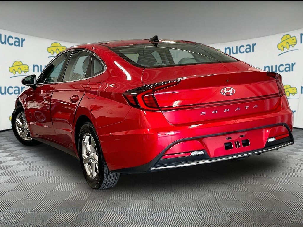 Used 2022 Red Hyundai SE image 4