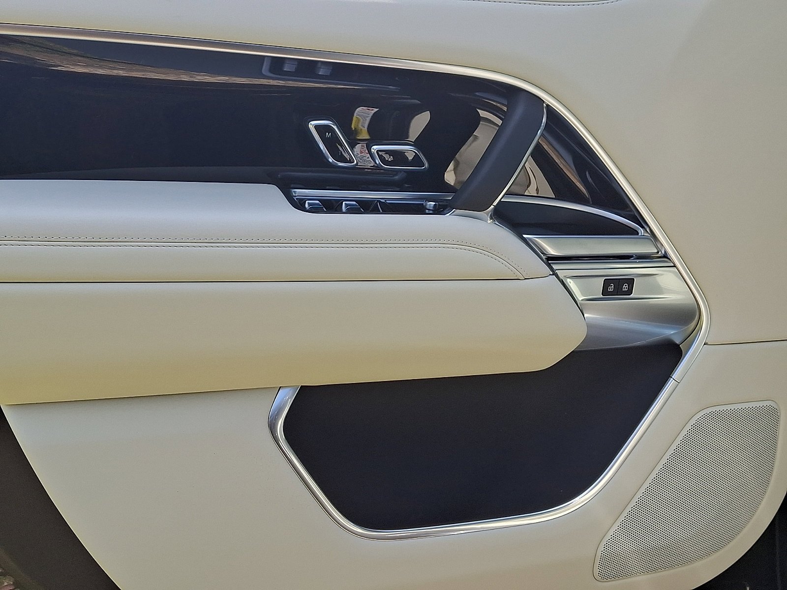New 2026 Carpathian Grey Land Rover SE image 8