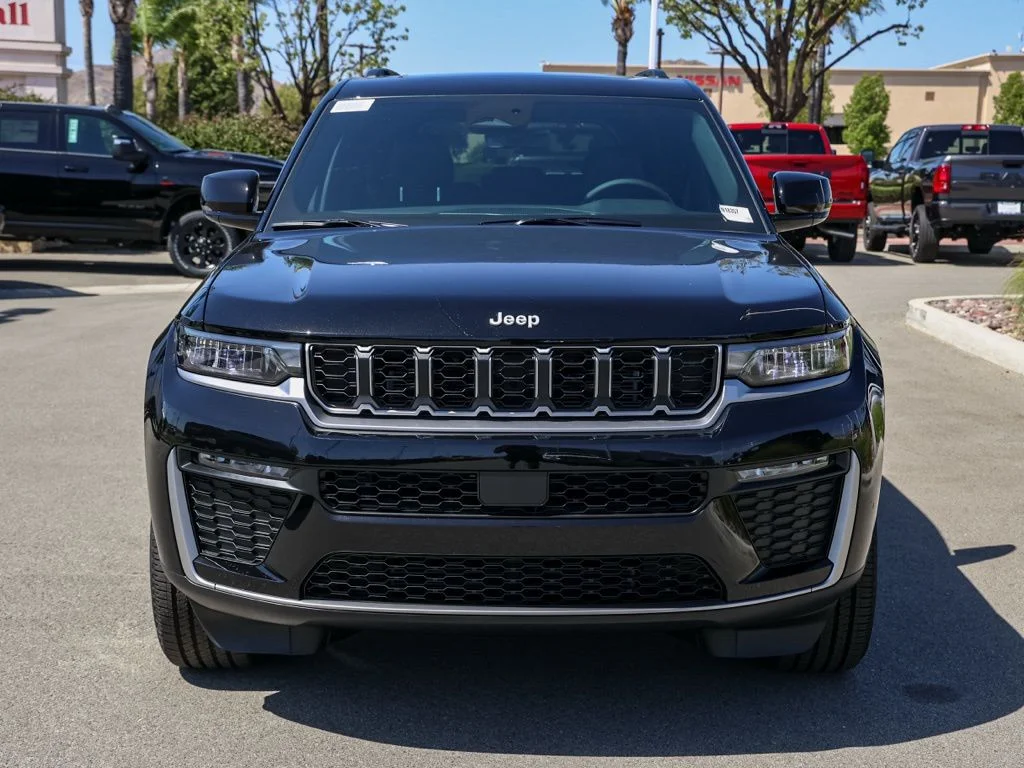 New 2026 Diamond Black Crystal Pearl-Coat Exterior Paint Jeep Limited image 8