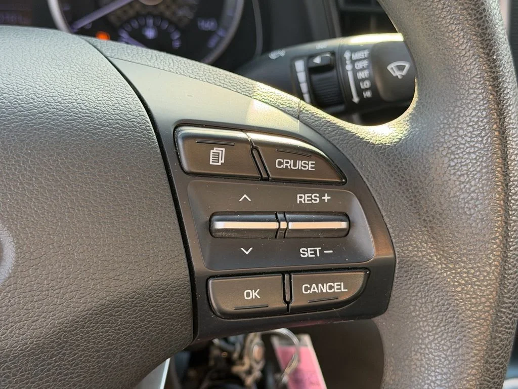 Used 2020 White Hyundai SE image 21
