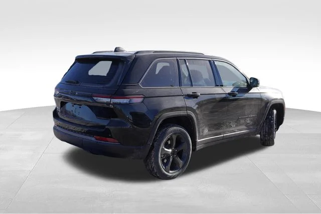New 2026 Diamond Black Crystal Pearl-Coat Exterior Paint Jeep Limited image 3