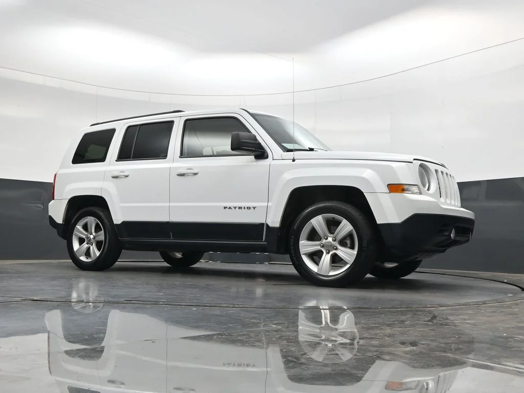 Used 2015 Bright White Clearcoat Jeep Latitude image 29