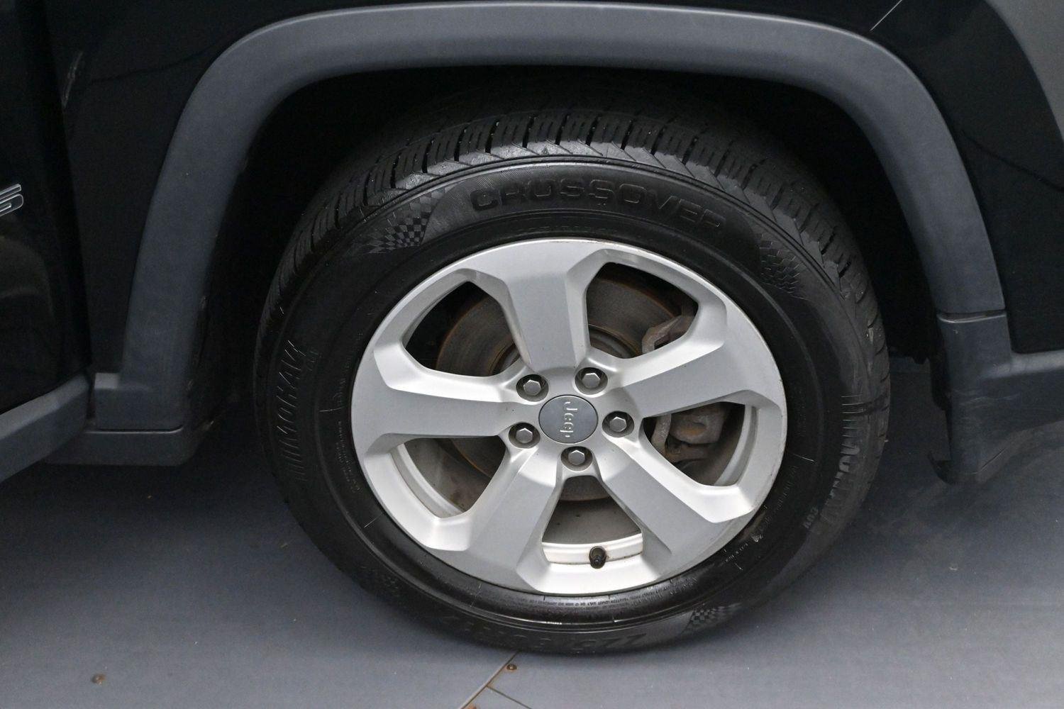 Used 2018 Diamond Black Crystal Pearlcoat Jeep Latitude image 28