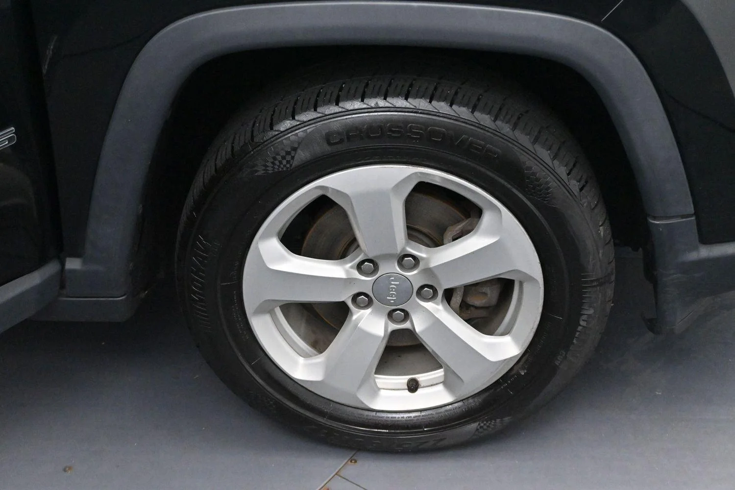 Used 2018 Diamond Black Crystal Pearlcoat Jeep Latitude image 28