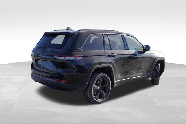 New 2026 Diamond Black Crystal Pearl-Coat Exterior Paint Jeep Limited image 3