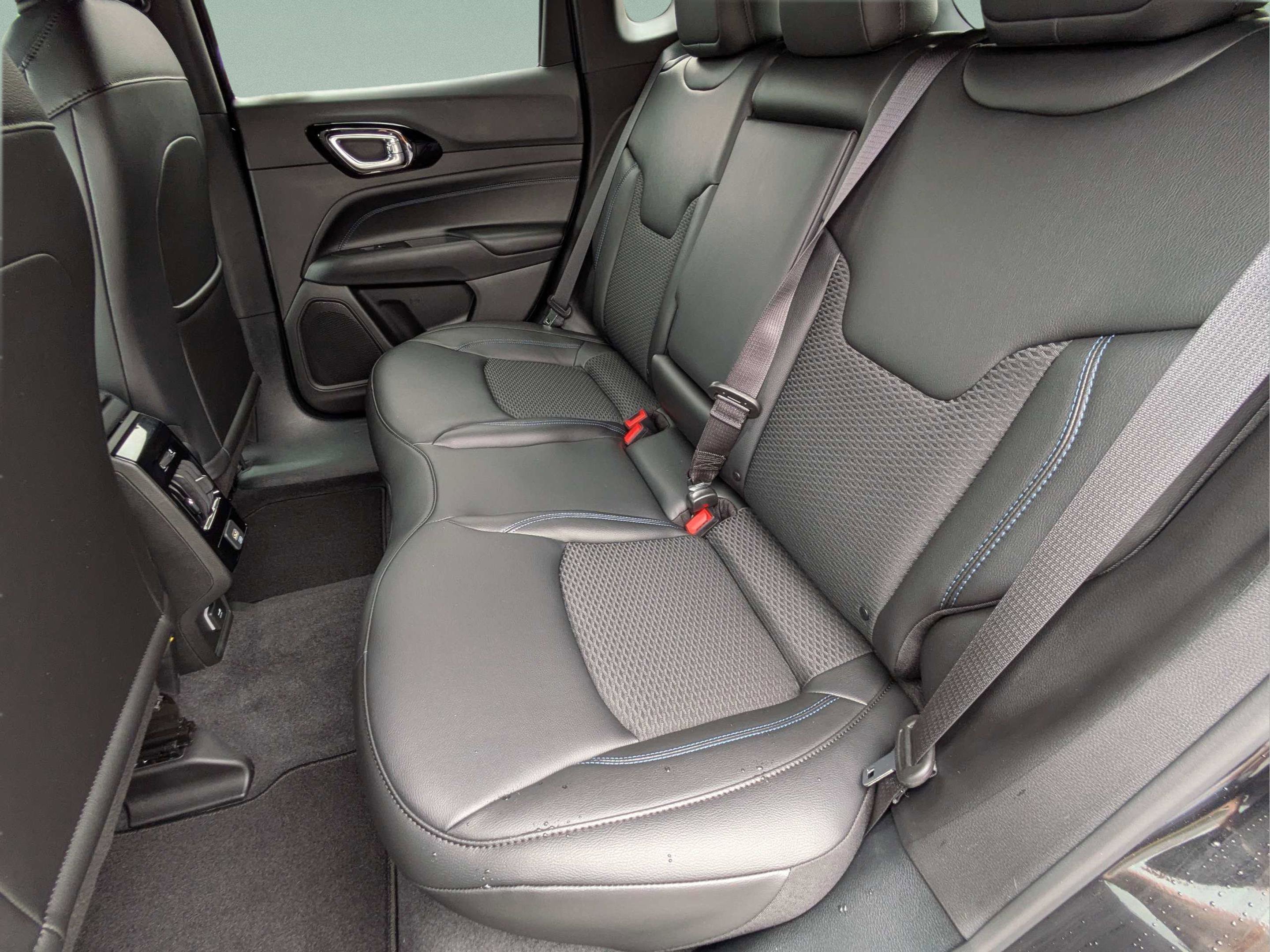 New 2026 Diamond Black Crystal Pearlcoat Jeep Latitude Altitude image 9
