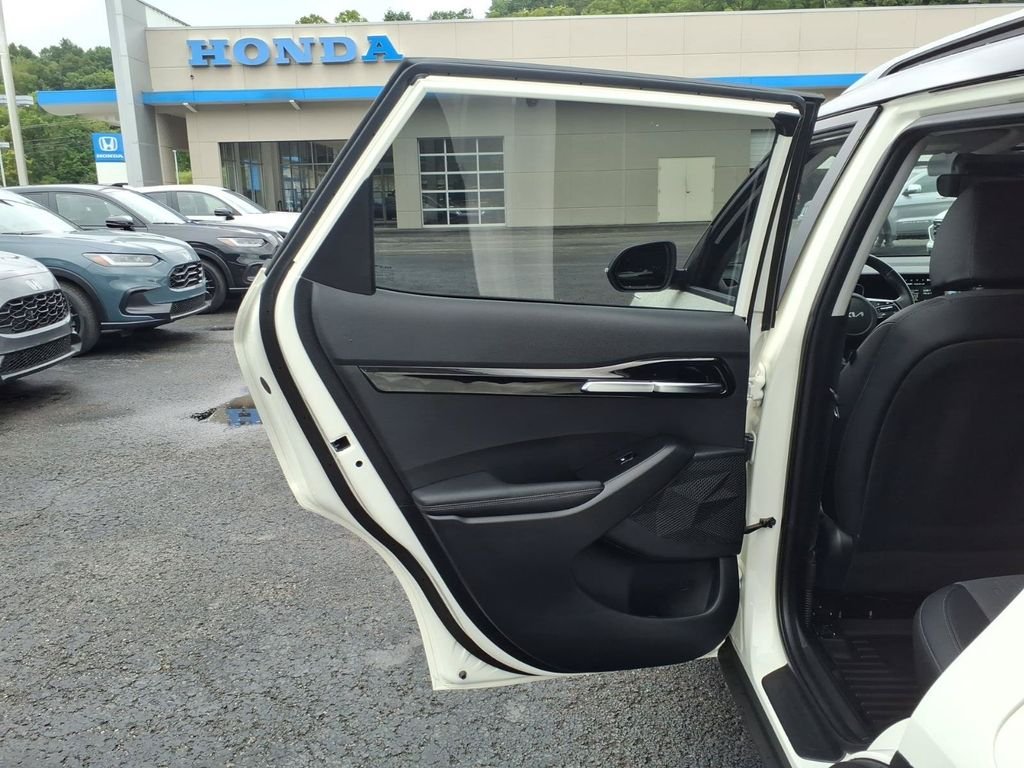 Used 2025 White Kia S image 15