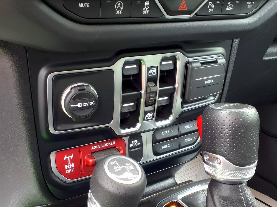 Used 2024 Silver Zynith Clearcoat Jeep Mojave X image 22