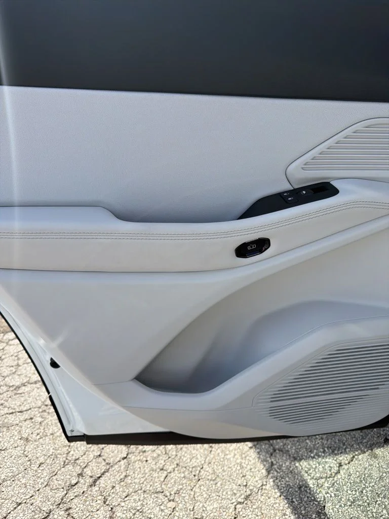 New 2026 Bright White Clear-Coat Exterior Paint Jeep Laredo image 23