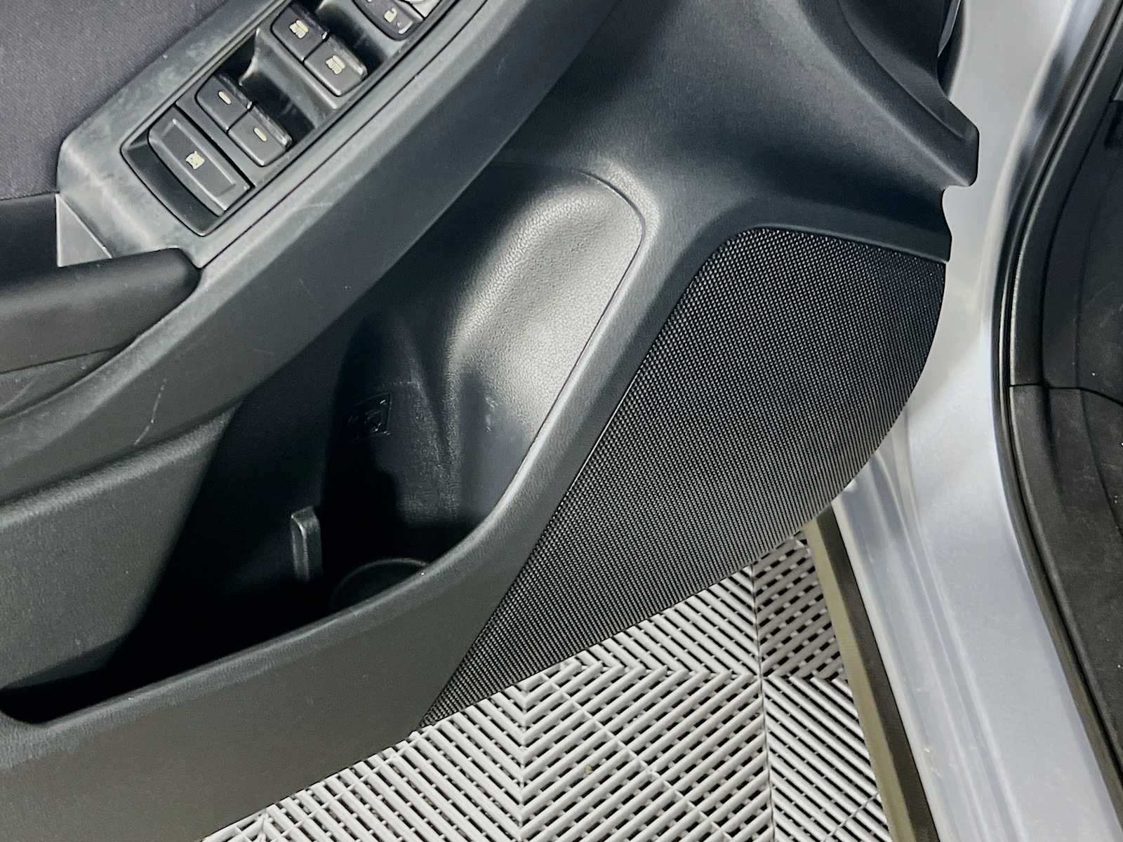 Used 2018 Ice Silver Metallic Subaru Premium image 19